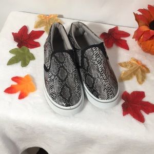 Pink Label girl’s black, grey, & white faux snakeskin slip on sneakers size 13